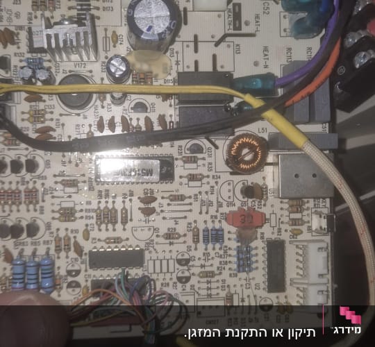 מעגל חשמלי של מערכת מיזוג אוויר עם חוטים ורכיבים אלקטרוניים